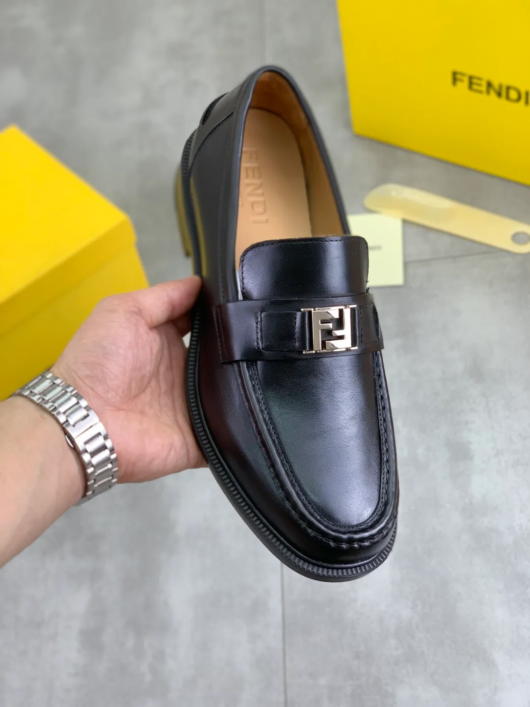 ​Men's shoes 💰P480💰[New model] Water dyed cowhide 🆘 The latest FENDI (Fendi) new casual leather shoes 🕶️🕶️Simple routing effect, showing an elegant and cool driving shoe 🎬Made of Italian 🇮🇹 imported calfskin + first-layer water-dyed cowhide lining🐂Excellent material🎬Detailed workmanship 🤗Comfortable foot feel➰➰. ​Pair it with any outfit to show your taste and temperament, low-key luxury ♻️Design ​simple and elegant ​noble and fashionable 🍃​Very loved and favored by trendy men 💓❤️Size: 38-44 2⃣️colors available